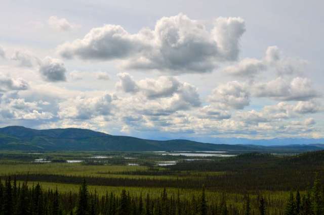 Alaska has many lakes and mountains